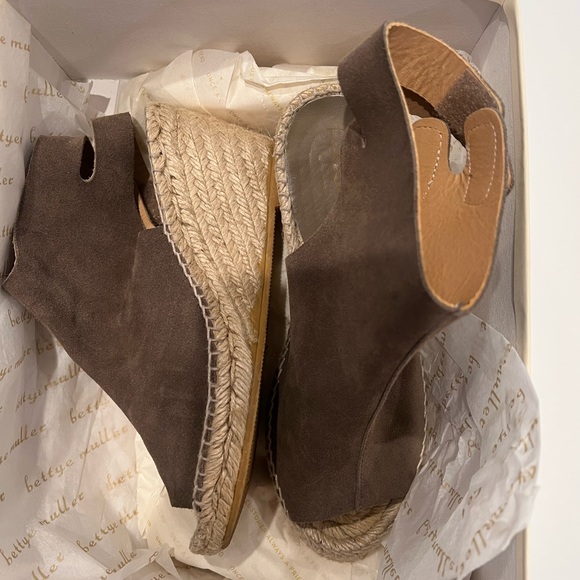 Bettye Muller Download Taupe Suede